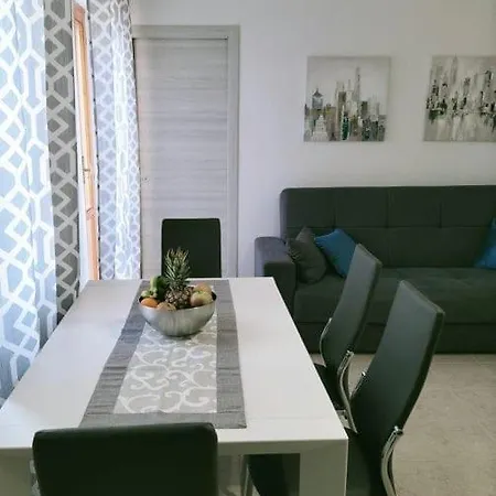 Korona - 200 Mt Dalla Apartment