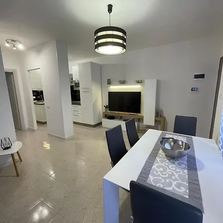 Korona - 200 Mt Dalla Apartment